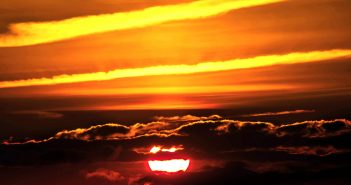 На Солнце произошла мощная вспышка, направленная на Землю