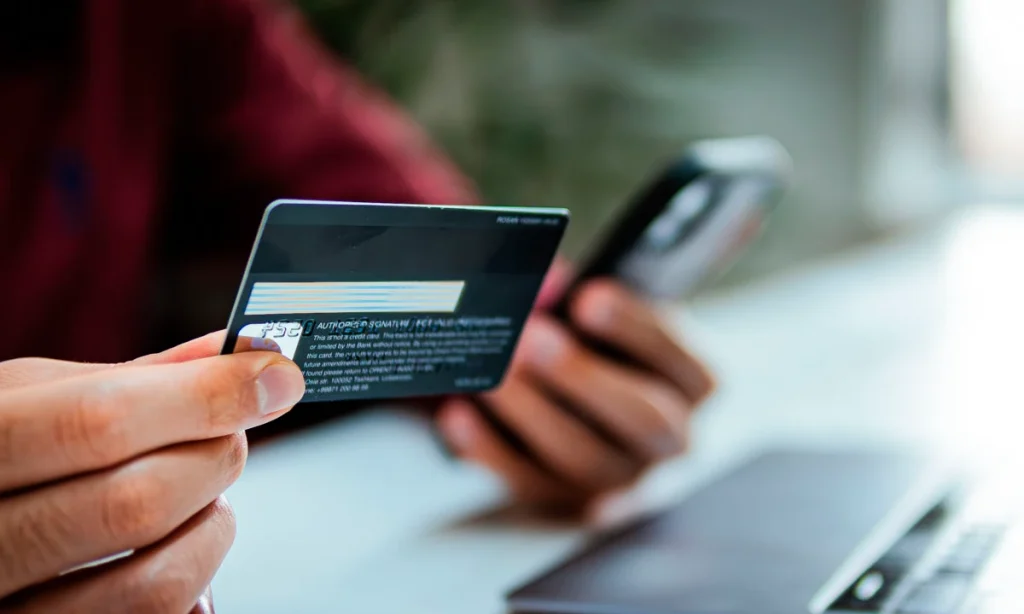 Минцифры планирует заменить банковские SMS на уведомления в MAX