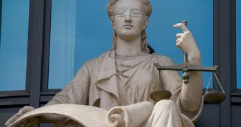 В России покупатель квартиры впервые сломал «схему Долиной» в суде