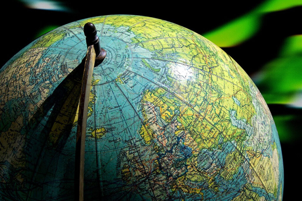 Северный магнитный полюс движется в Россию со скоростью 40 км в год Северный магнитный полюс движется в Россию со скоростью 40 км в год