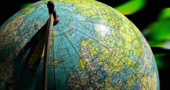 Северный магнитный полюс движется в Россию со скоростью 40 км в год