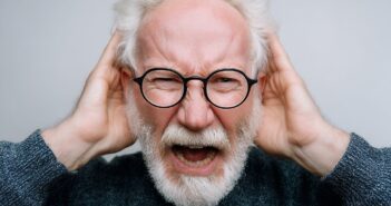 Россияне массово жалуются на потерю слуха после гонконгского гриппа