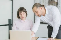 Начальнику грозит дисквалификация до 3 лет и штраф 70 000₽ за вызов сотрудников на работу в новогодние праздники