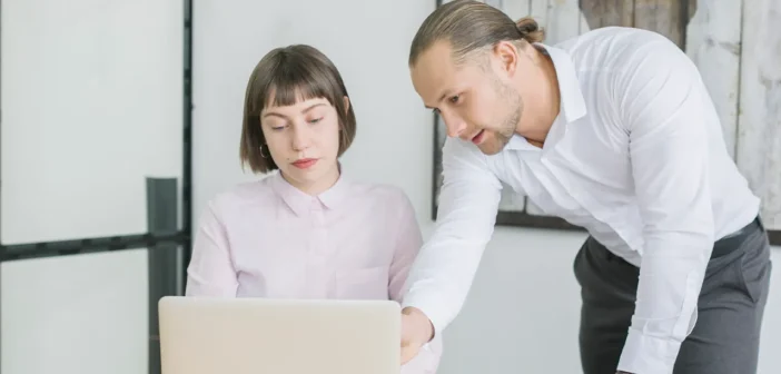 Начальнику грозит дисквалификация до 3 лет и штраф 70 000₽ за вызов сотрудников на работу в новогодние праздники