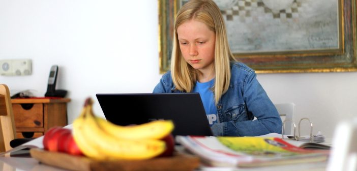 Госдума обсуждает полный запрет соцсетей для детей до 14 лет