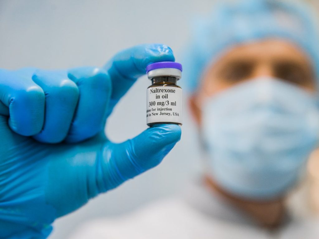 Дешевый препарат из 90-х блокирует тягу к спиртному и снова стал популярным