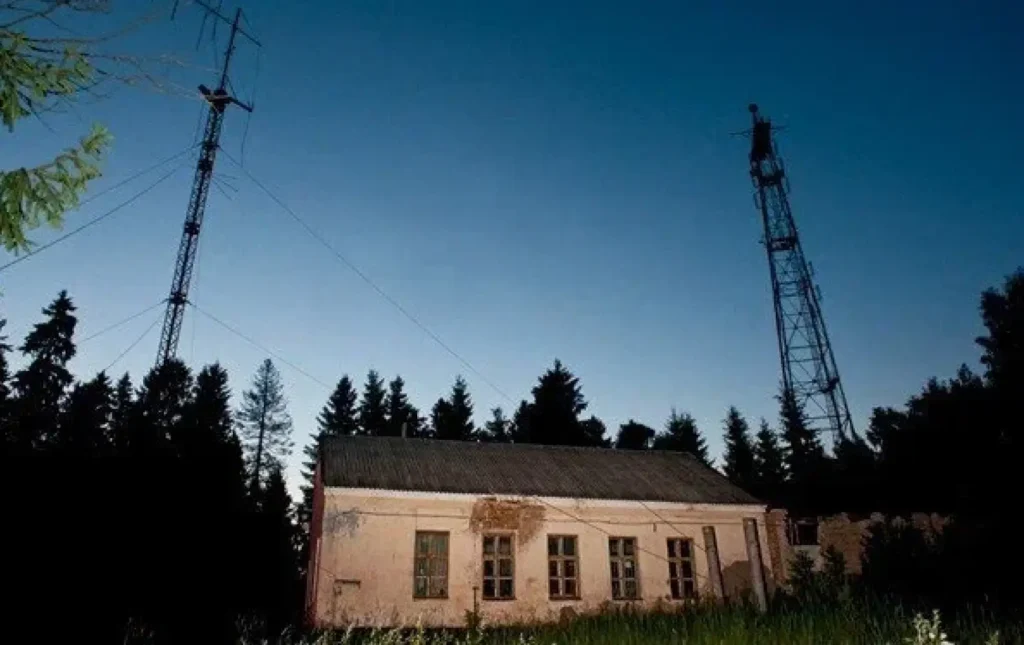 Легендарная «Жужжалка» УВБ-76 сменила шифры на мемы и военные марши