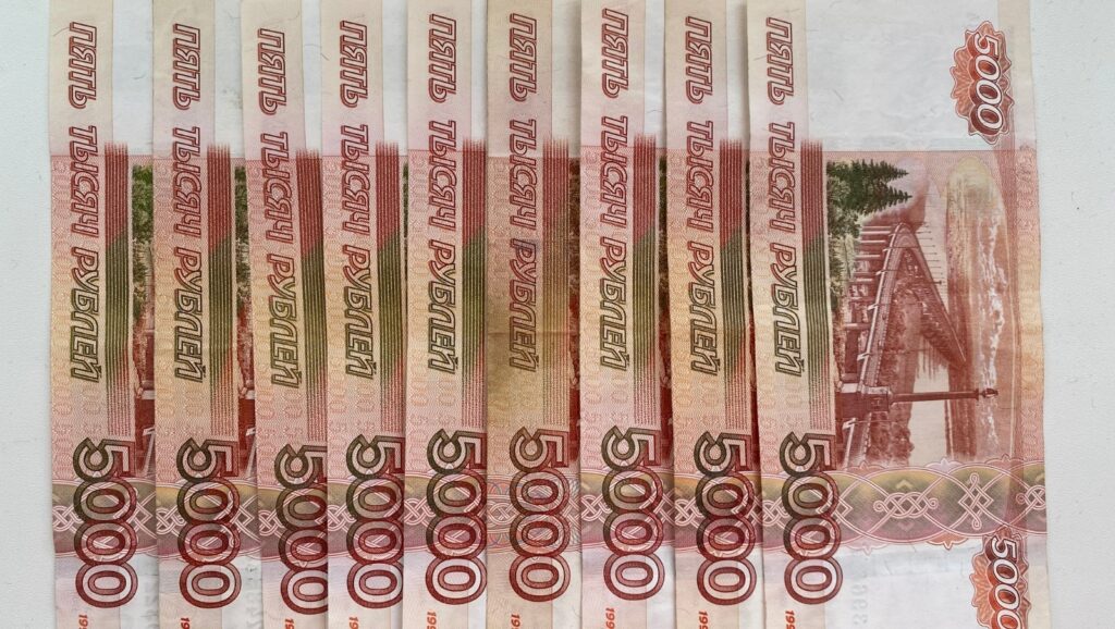 Россияне назвали бедностью доход ниже 50 тысяч рублей