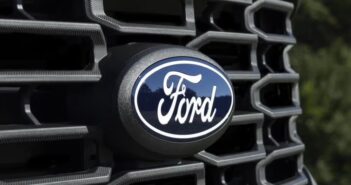 Ford отзывает почти 300 тыс. авто из-за риска самопроизвольного скатывания