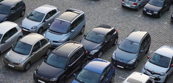 В России возник дефицит популярных авто на фоне падения продаж