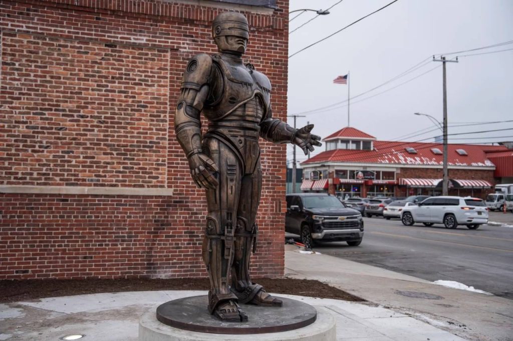 Спустя 15 лет в Детройте установили бронзовую статую РобоКопа Спустя 15 лет в Детройте установили бронзовую статую РобоКопа