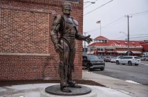 Спустя 15 лет в Детройте установили бронзовую статую РобоКопа