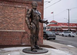 Спустя 15 лет в Детройте установили бронзовую статую РобоКопа