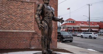 Спустя 15 лет в Детройте установили бронзовую статую РобоКопа