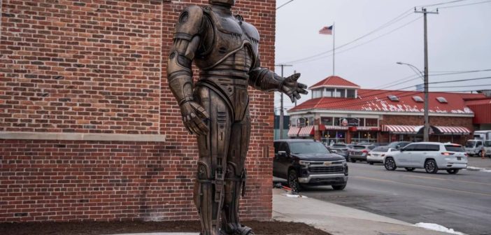 Спустя 15 лет в Детройте установили бронзовую статую РобоКопа