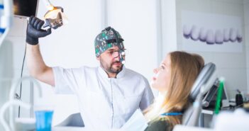 Десятки тысяч стоматологий в России до сих пор работают с бумажными картами