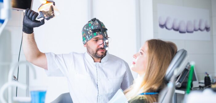 Десятки тысяч стоматологий в России до сих пор работают с бумажными картами