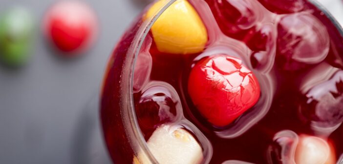 Путин разрешил покупать алкоголь и табак через мессенджер Max