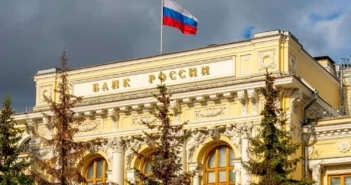 Российские банки ужесточили контроль переводов и требуют подтвердить родство и цель платежа