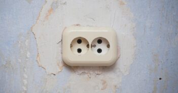 Зарядки Apple плавят российские розетки