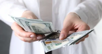 В России обнаружили способ бесплатно получить подписку ChatGPT Plus за $240