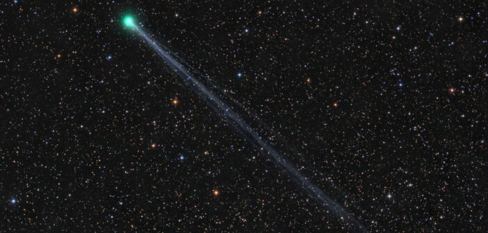 Астрономы засекли аномально крупную комету, летящую на встречу с Солнцем