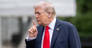 Минюст США раскрыл крупнейший архив по делу Эпштейна, но вопросы остались