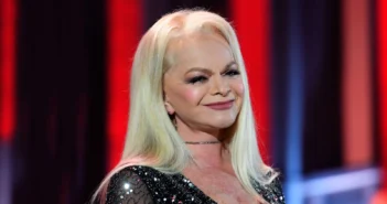 Лариса Долина снова отложила выселение