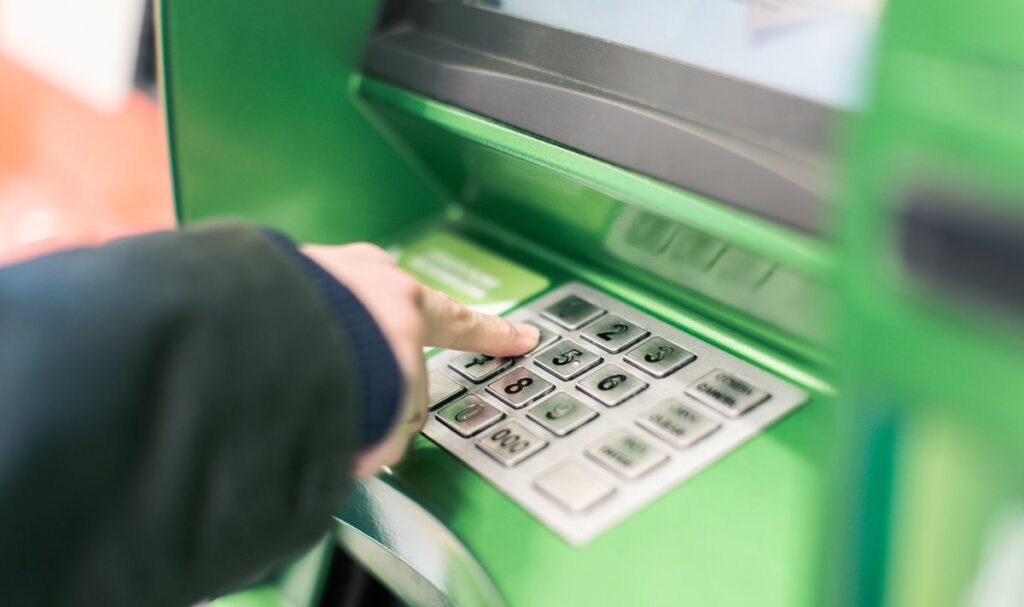 Банки в России начнут отчитываться о снятии денег в банкоматах