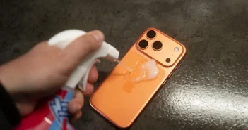 Эксперимент опроверг слухи, что оранжевый iPhone 17 Pro меняет цвет на розовый