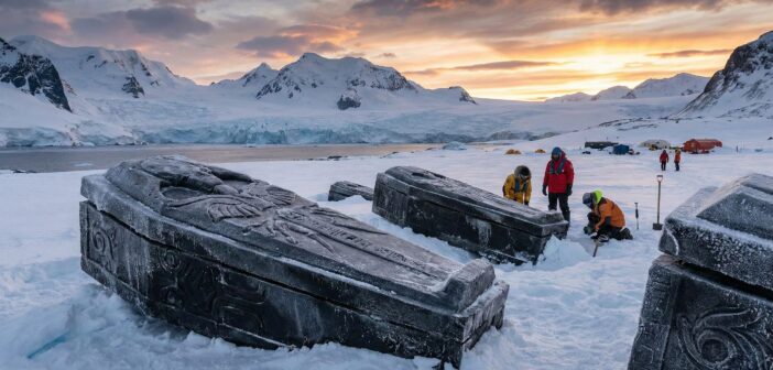В Антарктиде найдены черные саркофаги с предупреждением для человечества