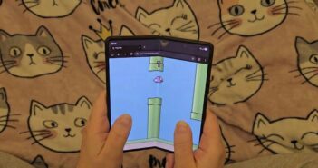 Энтузиаст создал игру, которая физически уничтожает складные смартфоны