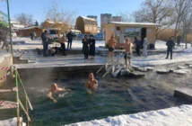 Крещение: как подготовиться к празднику, набрать воду и безопасно окунуться в прорубь