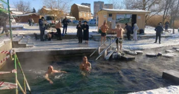 Крещение: как подготовиться к празднику, набрать воду и безопасно окунуться в прорубь