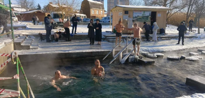 Крещение: как подготовиться к празднику, набрать воду и безопасно окунуться в прорубь