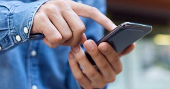 МВД раскрыло схему перехвата контроля над смартфонами россиян