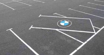 Дептранс опубликовал статистику нарушителей парковки: лидерство за BMW