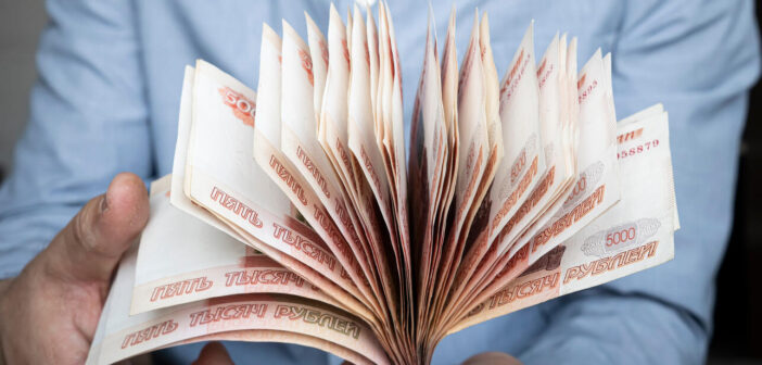 Реальные зарплаты россиян оказались на треть ниже официальных цифр