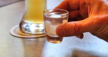 Школьники стали покупать алкоголь через мессенджер MAX