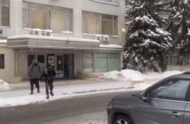 Активисты заблокировали вход в офис Роскомнадзора