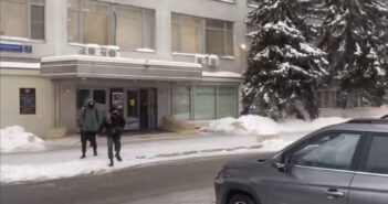 Активисты заблокировали вход в офис Роскомнадзора