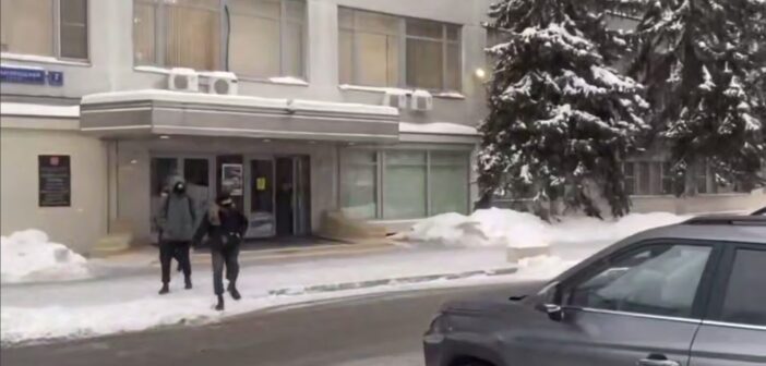 Активисты заблокировали вход в офис Роскомнадзора