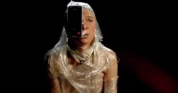 На «Битву экстрасенсов» пришла киберведьма с примотанным к голове ChatGPT