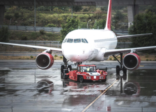 Цены на нефть заставляют авиакомпании массово отменять рейсы