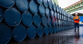 Нефть Brent взлетела до $77,64 на фоне ударов США и Израиля по Ирану