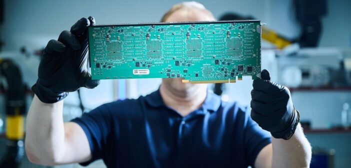 В Москве представили первый суверенный ИИ-ускоритель LinQ HPQ