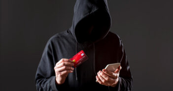 Мошенники научились втягивать россиян в отмывание денег