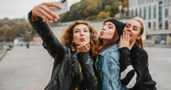 Женщины-миллениалы обогнали зумеров по экранному времени