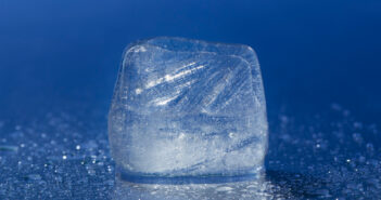 Владельцы Pixel 8 Pro охлаждают смартфоны льдом из-за ошибки Google