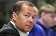 Дмитрий Медведев стал главным редактором новых учебников по обществознанию